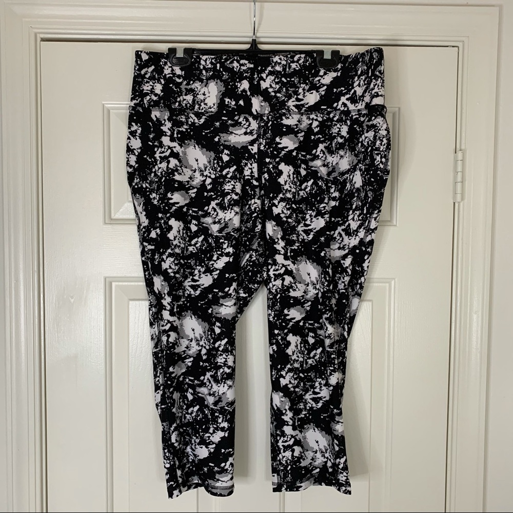 LIVI Active Capri Leggings